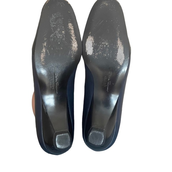 Salvatore Ferragamo Boutique
navy blue leather pumps 1.5 in.
heel. Women's 7.5 B - Picture 8 of 16
